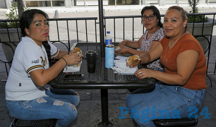En Tacos Don Mauri desayunaron Alejandra Flores, Miguelina Sánchez Saldaña y Santa Lucía Vázquez Haro