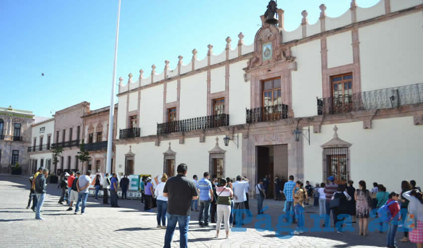 Un nutrido grupo de comerciantes del Centro Histórico de la capital se congregaron nuevamente frente a Palacio de Gobierno para reiterar la solicitud de apoyo económico para un millar de locatarios y ambulantes que son quienes mueven económicamente la ciudad, según declaró la locataria María de Lourdes Velasco Gómez (Foto Merari Martínez)