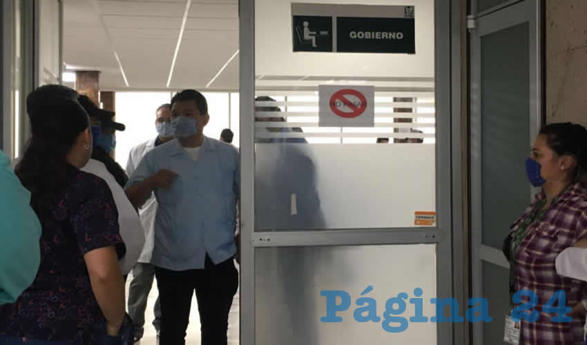 El médico Armando Rosales Torres expuso que el 23 de marzo se hizo un compromiso de suspender las cirugías programadas, no porque los propios médicos quieran hacerlo, sino por el posible riesgo que hay de contaminación del virus para los pacientes que se van a operar (Foto Rocío Castro)
