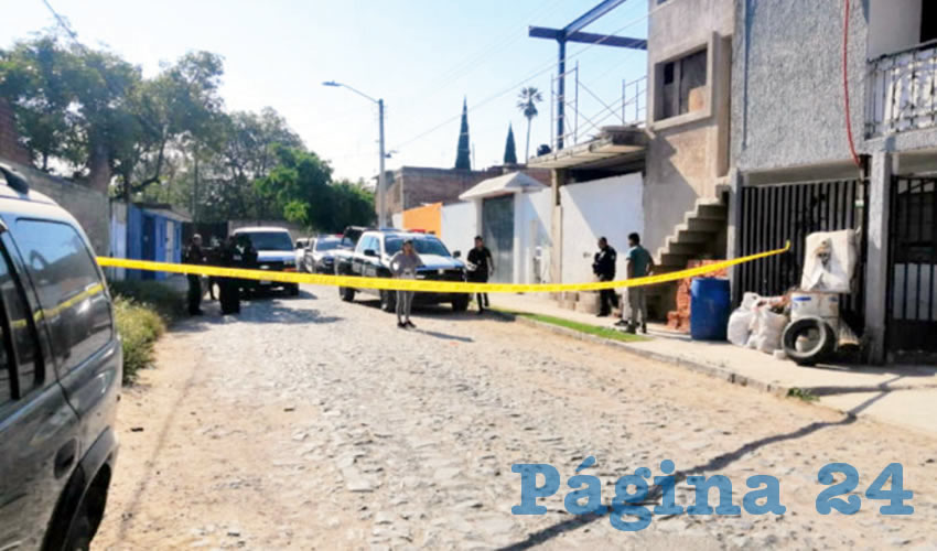 Cuando arribaron los servicios médicos municipales corroboraron el deceso de los dos ratas, de entre 25 y 30 años. Uno quedó tirado junto a un vehículo, y el otro, en la sala. En el sitio se aseguraron dos armas de fuego calibres 9 milímetros y .380/Foto: Especial