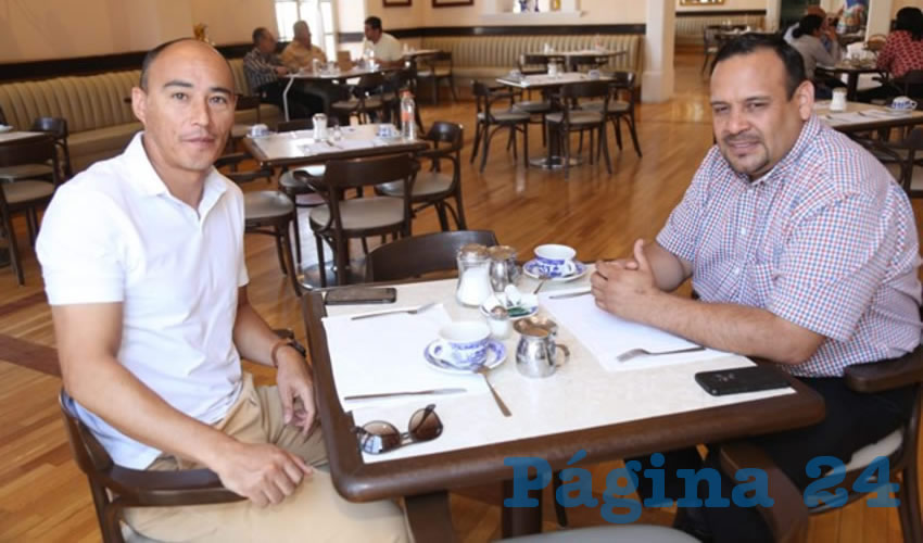 Marcos Zamora Díaz y Miguel Castellanos platicaron en Sanborns Francia