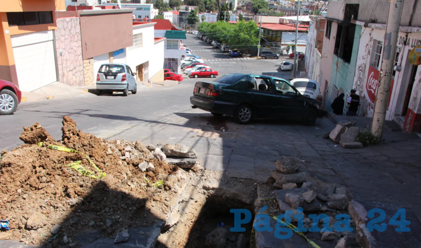 En diversas calles de los municipios de Zacatecas y Guadalupe es común observar la apertura de agujeros sobre el pavimento, loa cuales son realizados para reparar problemas en la tubería del agua potable o hacer conexiones nuevas a ésta, hoyos que en muchas ocasiones duran bastante tiempo abiertos (Foto Rocío Castro Alvarado)