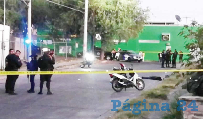 En el lugar se encontró una motocicleta junto al cuerpo, que quedó tendido a media calle/Foto: Especial