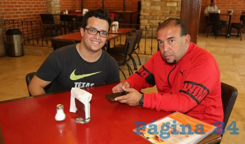 Eduardo Hiawatha Peralta Zúñiga y su padre Eduardo Peralta Aranda compartieron el pan y la sal en el restaurante Las Antorchas