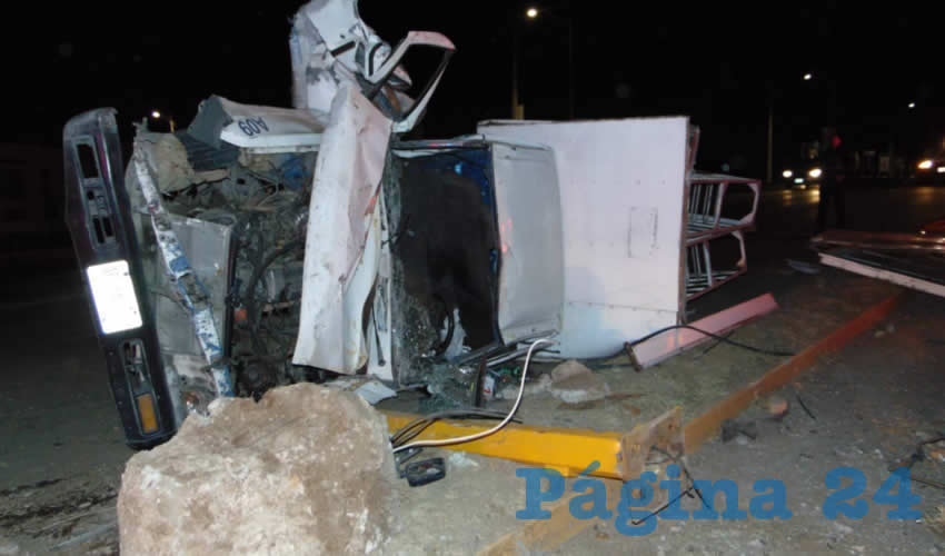La camioneta que manejaba el padre de familia, se volcó sobre avenida Siglo XXI, a la altura del fraccionamiento Montebello Della Stanza