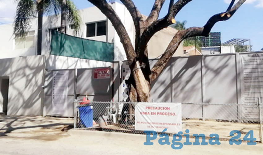Al ser una obra la que se realiza justo a un lado de la casa de esta mujer ubicada en la colonia Jardines del Country, el contacto cercano entre los trabajadores es constante, algo que fue considerado por la autoridad como un factor determinante para el riesgo sanitario de contagiarse de coronavirus/Foto: Rafael Hernández Guízar