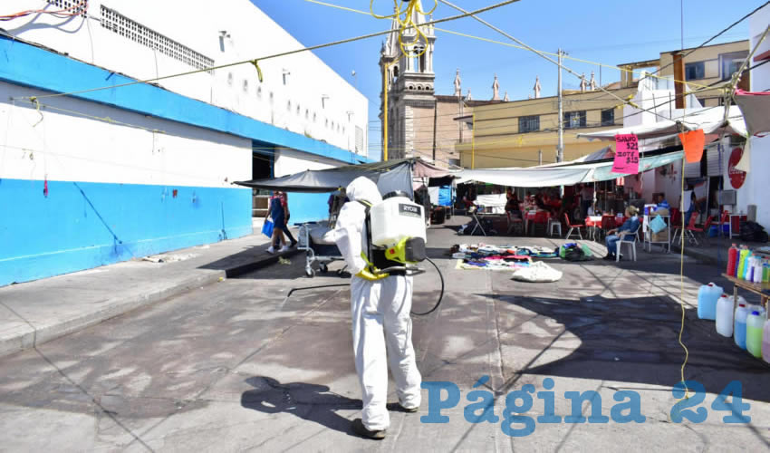 Se desinfectan espacios públicos en los que generalmente se registra mayor afluencia de personas, como las paradas de camión, tianguis y mercados