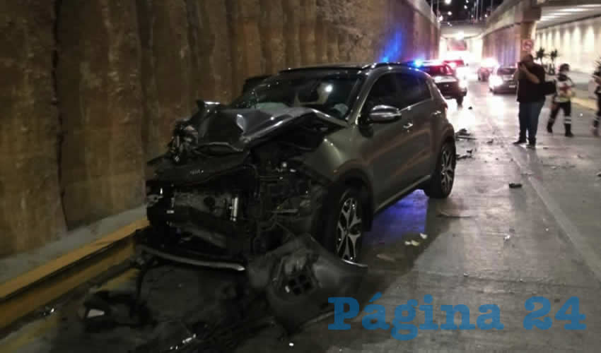 Totalmente destrozado qued&oacute; el auto Nissan Tsuru que manejaba el hoy herido