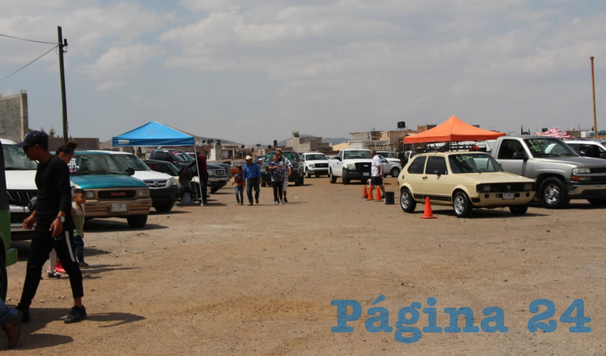 Pero esa situación cambió ayer, derivado de las medidas de prevención para evitar la expansión de contagiados por el coronavirus que ha tomado Zacatecas y el país entero, Bonito Pueblo lució con una exhibición mínima de automóviles, poco menos de la mitad, en comparación con los domingos pasados (Foto Rocío Castro Alvarado)
