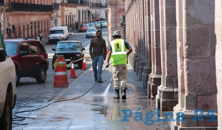 Tanto en el centro de la ciudad como en diferentes colonias, barrios y plazas, diversas cuadrillas han trabajado en diferentes horarios para alcanzar una cobertura en los espacios públicos de mayor concurrencia o tránsito peatonal (Foto: Rocío Castro Alvarado)