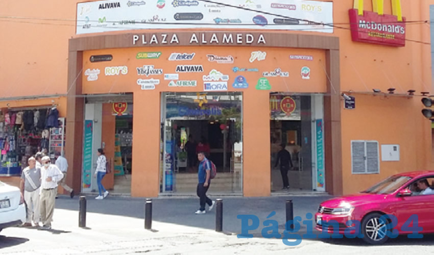 Ejemplo de la “soledad” que pega a las plazas comerciales de la ciudad, se encuentra la Alameda, sobre la calzada independencia al cruce con la calle Álvaro Obregón; hoy desierta, en cualquier otro día bulliría de personas buscando comprar algún producto, comer o ver una película/Foto: Francisco Tapia