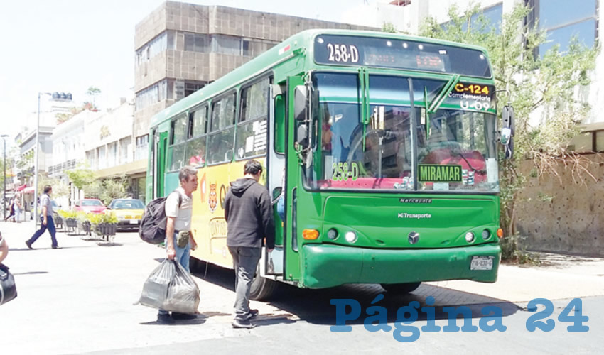 Según usuarios del transporte público entrevistados en la zona centro de Guadalajara, las unidades que van al municipio de Tlajomulco y que vienen de aquella demarcación hacia el centro tapatío, continúan abarrotadas, situación que podría ser foco de infección del coronavirus/Foto: Francisco Tapia