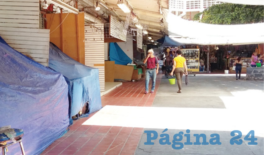 Hay frutas y verduras y comedurías abiertas, explicó Martín Camarena, administrador del mercado San Juan de Dios, quien dijo que el lugar estará abierto hasta que las autoridades les indiquen lo contrario/Fotos: Francisco Tapia