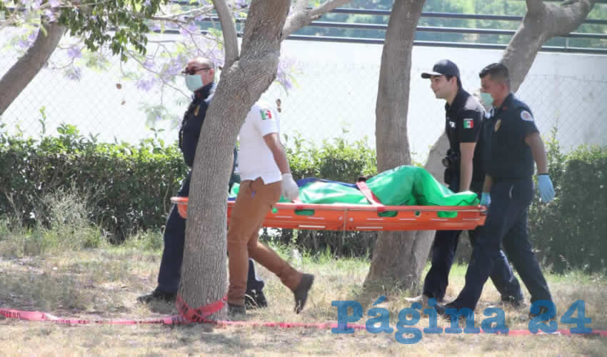 Peritos retiran el cadáver de Víctor Antonio Sánchez, que contaba con 25 años de edad