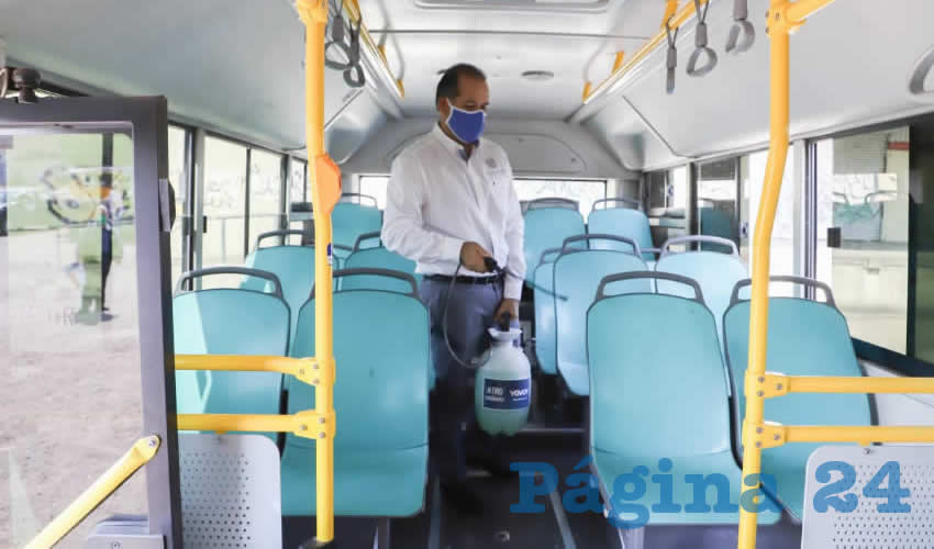 El gobernador verific&oacute; la sanitizaci&oacute;n del interior y exterior de las unidades, adem&aacute;s de entregar a choferes y usuarios cubrebocas y gel antibacterial