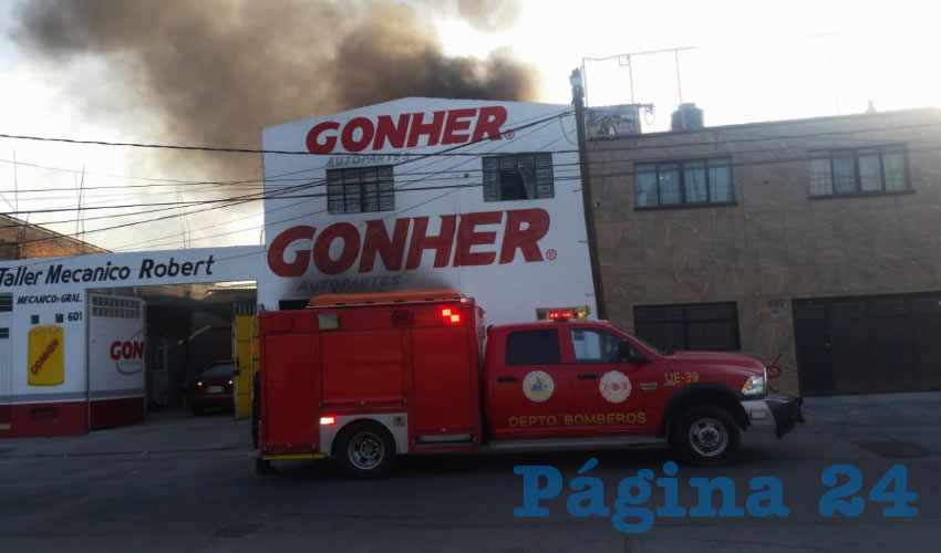El taller mecánico Robert, donde un treintañero le prendió fuego a un carro, poniendo en riesgo a su propia familia