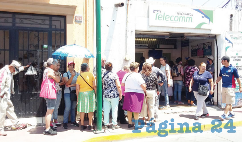 Cientos de adultos mayores se presentaron desde temprano en las oficinas de Telecom ubicadas en Tonalá para recibir dos municiones del apoyo que entrega bimestralmente el gobierno federal, esto es, 5 mil 600 pesos/Fotos: Francisco Tapia