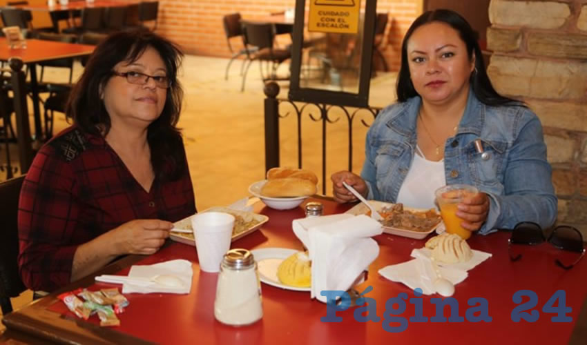 En el restaurante Las Antorchas desayunaron Mary Silva y Lucía Hernández