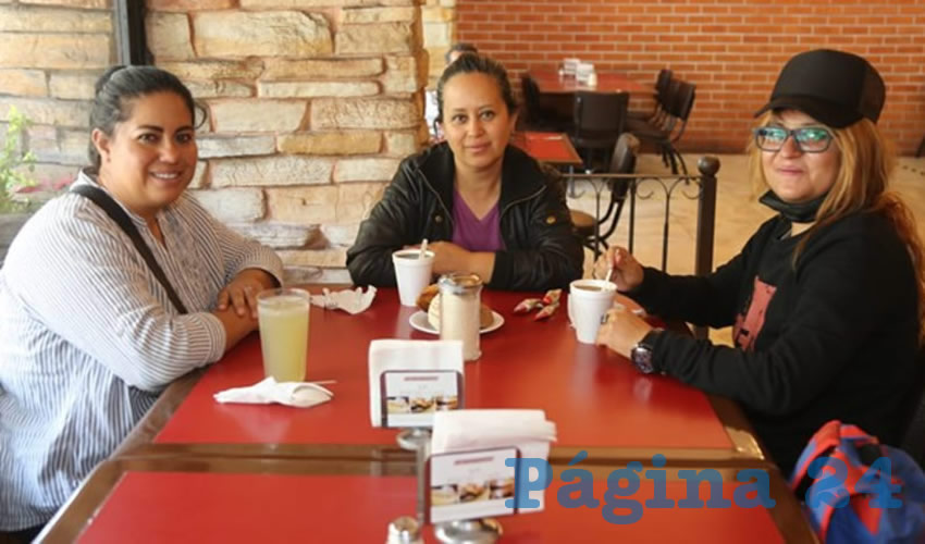 Arameli Vargas Hernández, Mauret Vargas Hernández y Anahí Vargas Hernández, quienes nos visitan de Loreto, Zacatecas, compartieron el pan y la sal en Las Antorchas