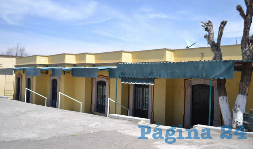 Sólo un par de comercios abre sus puertas al público con la esperanza de vender algo para sacar para los gastos que generan los locatarios (Foto Merari Martínez)