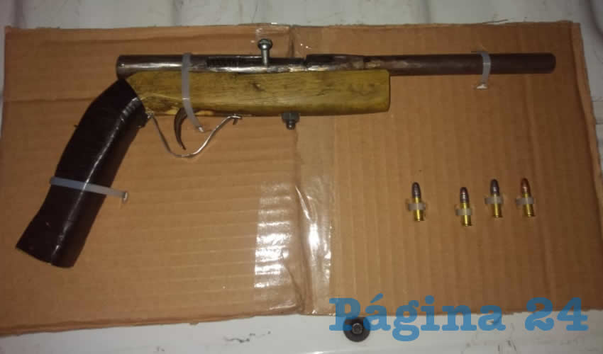 El arma calibre .22 decomisada a Miguel “N “N”, de 49 años de edad y Juan Manuel “N” N”, de 18