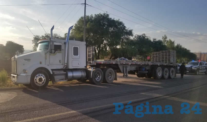 El homicida abandonó el tractocamión sobre la carretera federal 71
