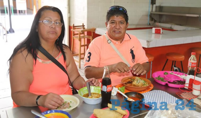 En Menudos La Mensajera, en el mercado Morelos, desayunaron Lupita Hernández y Rafael Castillo