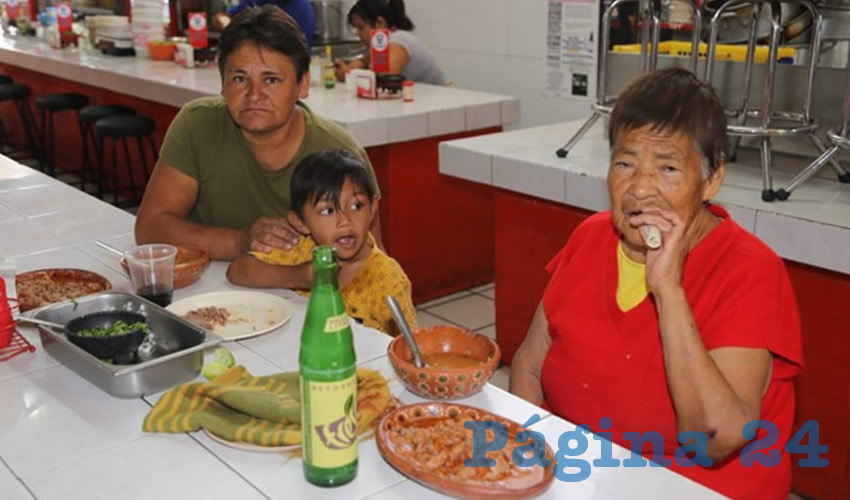 Compartieron el pan y la sal María Hernández, el niño Julián Campos y Lourdes Martínez en Birriería y Menudos López, en el Mercado Morelos