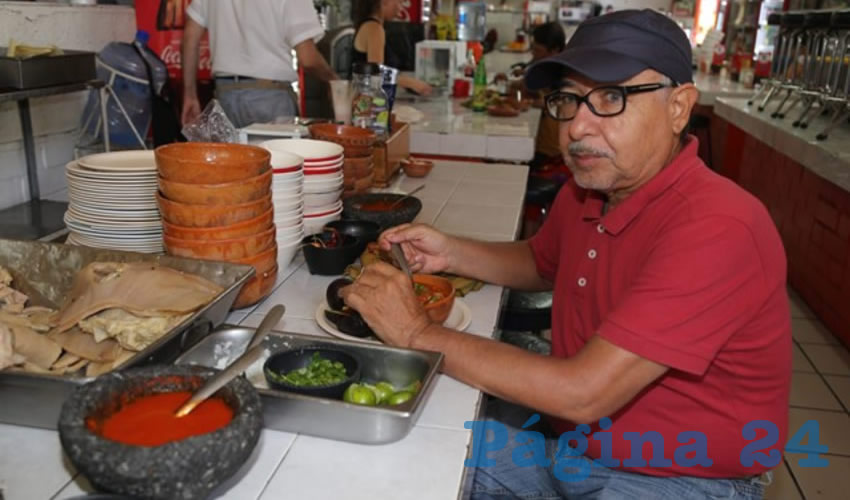 En el Mercado Morelos, en Birriería y Menudos López, disfrutó su desayuno Jorge Guzmán