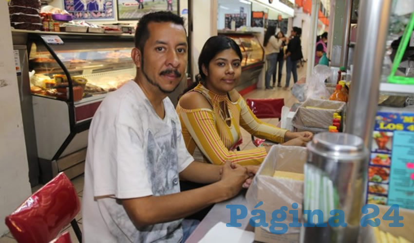 En Mariscos 4 Hermanos, en el Mercado Terán, disfrutaron un rico platillo Braulio Fernando Loera de la Cruz y su hija Casandra Loera Acevedo