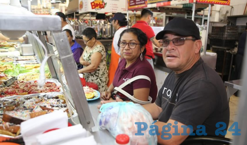 En Gorditas El Güero, en el Mercado Terán, desayunaron José Luis Salas Rodríguez y Martha Angélica Moreno