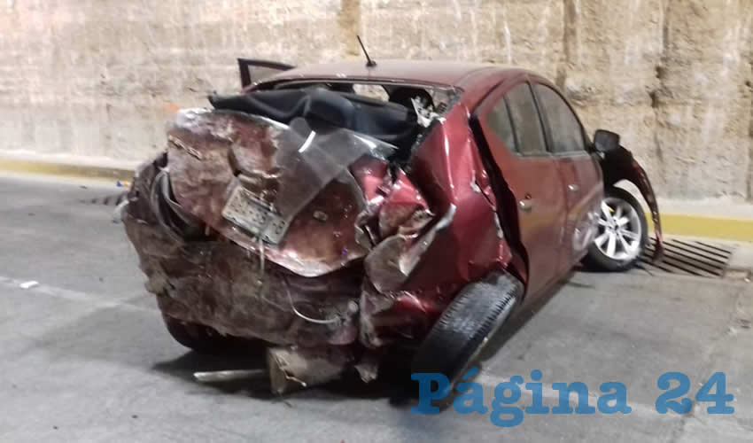 El carro Nissan Versa quedó totalmente destrozado