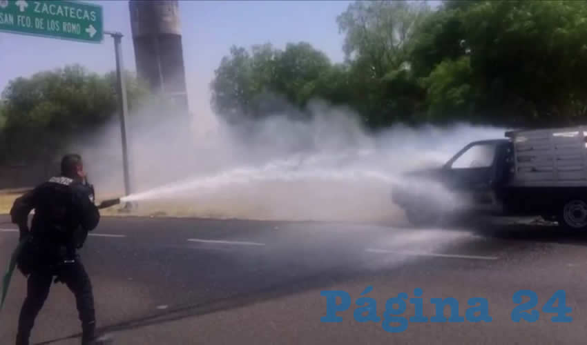 Un polic&iacute;a se encarg&oacute; de combatir y extinguir las llamas