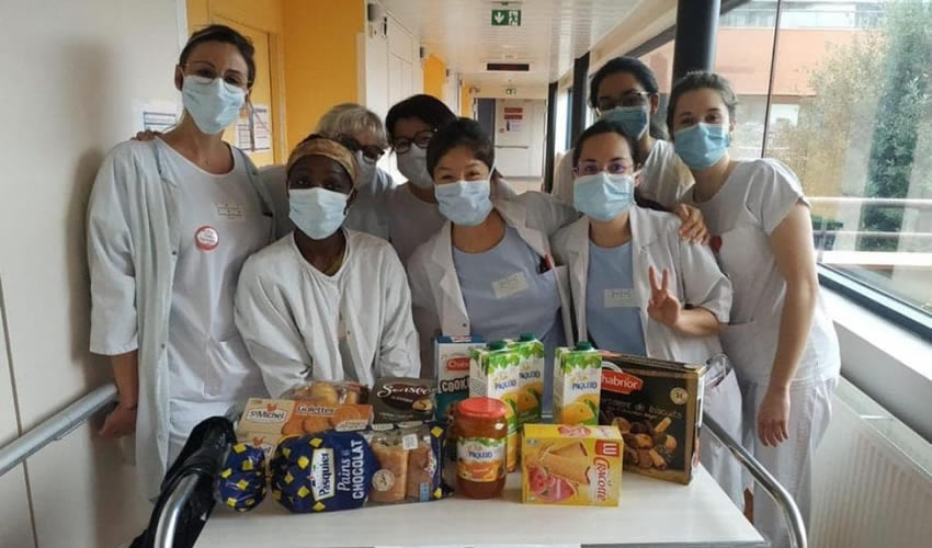 Personal médico del Hospital de Toulouse ha recibido víveres de apoyo gracias a la colecta de barras de futbol (Foto: Cortesía)