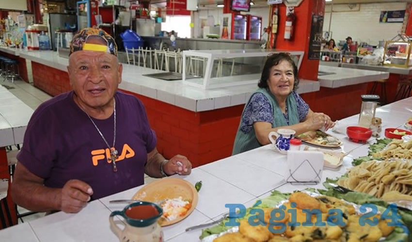 En Los Brothers del Mercado Morelos desayunaron José Carreón Acosta y Félix Mendoza Morales