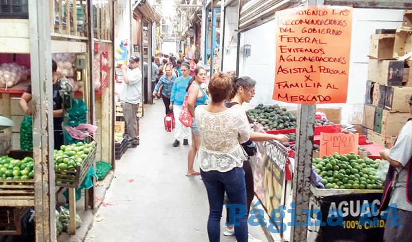 El encargado municipal de estos espacios afirmó que hay “cercos sanitarios” en los ingresos de estos espacios comerciales, y que incluso analizan instalar un túnel de ozono en el mercado Felipe Ángeles, como ocurre en el de abastos; sin embargo, apenas y hay gel antibacterial en la entrada del lugar, y difícilmente jabón en los baños/Foto: Francisco Tapia