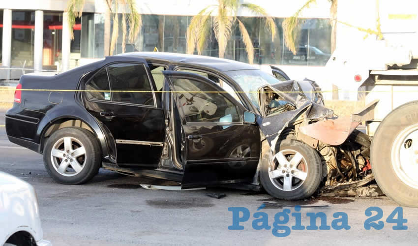 El hoy occiso, hasta el momento desconocido, estrelló brutalmente el carro Volkswagen Jetta contra la plataforma de un tráiler