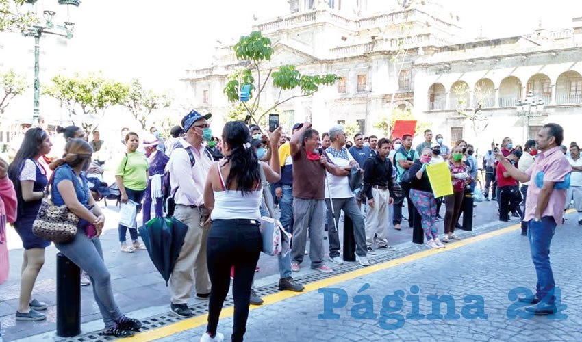 Urge que atiendan a miles de personas que se quedaron sin ingresos de la noche a la mañana; se instalan en cientos de espacios de la ZMG y tienen dos semanas que la ven dura. Pese a esto, los apoyos prometidos por el gobernador pareciera que no son para ellos, por lo que exigirán “con más fuerza” si no obtienen respuesta pronto/Fotos: Francisco Tapia