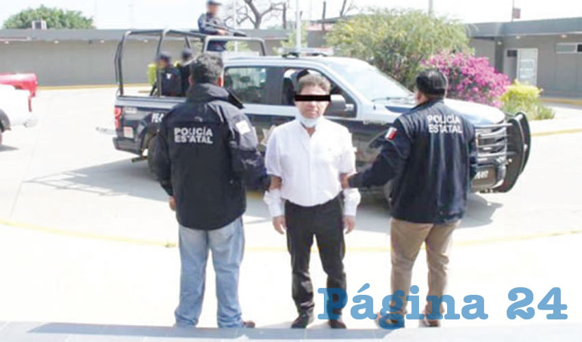 En las redes circularon fotos, una donde se ve casi posando al empresario vestido de camisa blanca, pantalón negro, zapatos negros y sosteniendo un cubrebocas y flanqueado por el secretario de Seguridad Pública, Raúl Ernesto Salcedo Rosales, y otra donde es sostenido por dos policías estatales/Foto: Especial