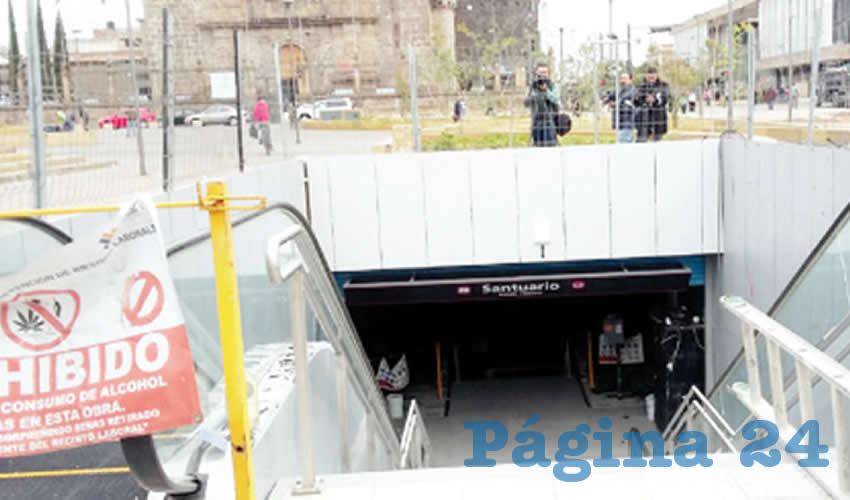Apenas acabaron de terminar la estación Santuario, y eso con sus asegunes. En enero, fecha de la foto, aún quedaban pendientes en el ingreso al subterráneo/Foto: Archivo Página 24