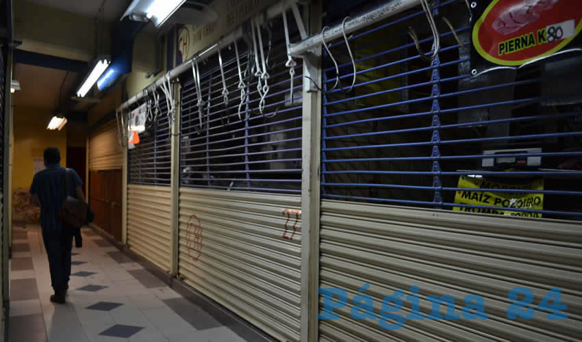 En la Planta Baja Comerciantes Venden Alimentos y Productos (Foto: Merari Martínez)