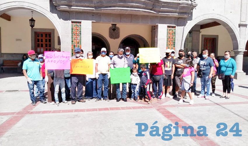 Decenas de comerciantes de Tonalá se agruparon afuera del palacio municipal para exigir apoyos al ayuntamiento; será hoy cuando el cabildo sesione y avale la reglas de operación para obtener los apoyos/Fotos: Francisco Tapia