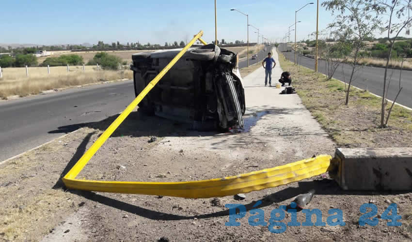 El aparatoso accidente del carro Chrysler Cirrus, ocurrió sobre avenida Siglo XXI poniente, en Jesús María
