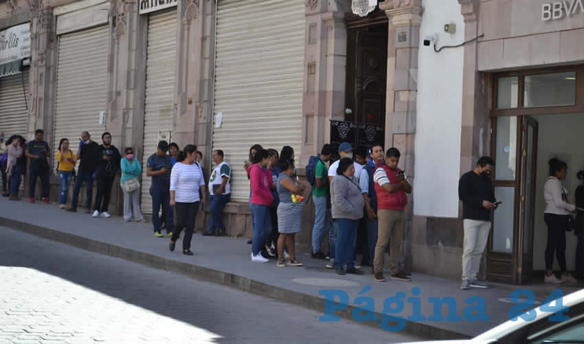 En instituciones como BBVA y Santander, no se hicieron las filas como regularmente se hacen al interior de las sucursales, la gente estaba a las afueras esperando su turno, sin embargo, no acararon las restricciones que han anunciado autoridades sanitarias como la sana distancia (Foto Merari Martínez)