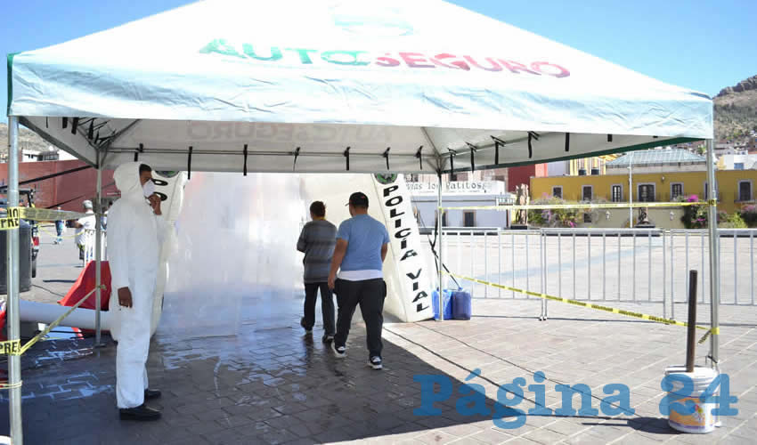 En la Central de Autobuses de Zacatecas fue colocado un Módulo Especial de Sanitización que rocía un desinfectante para evitar contagios por COVID-19 (Foto Manuel Medina)