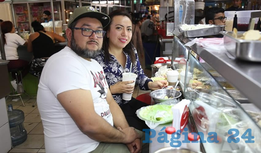 En Tacos y Gorditas El Güero, en el mercado Terán, desayunaron Manuel Mendoza y Yazmín García