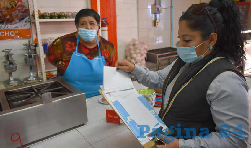 Se revisa que el vendedor cuente con el permiso expedido por la Presidencia Municipal y la constancia del curso de Manejo Higiénico de Alimentos