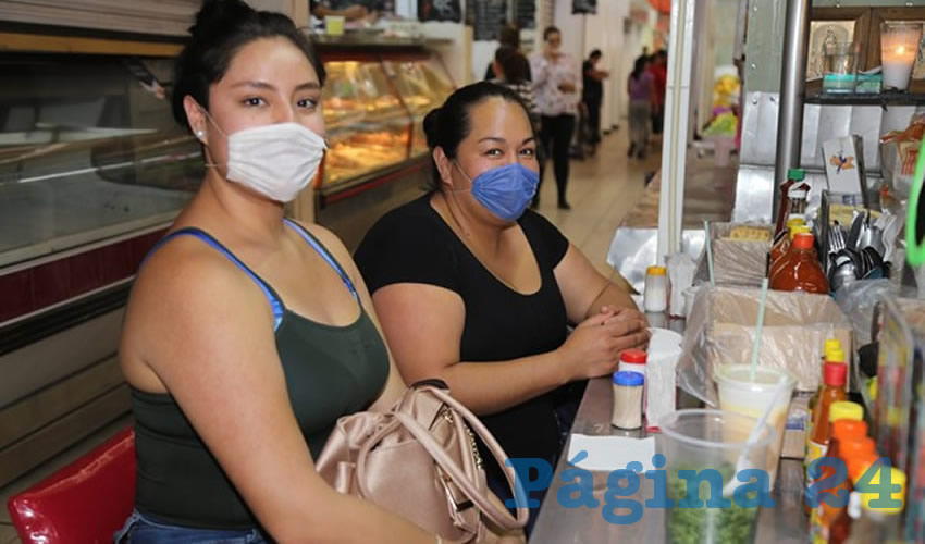 En Mariscos 4 Hermanos disfrutaron de unos deliciosos cocteles Claudia Estefanía Pérez Palomino e Ivette Lucero Reyes