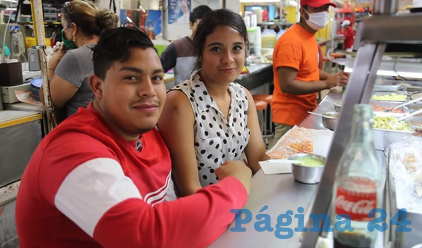 Óscar Alejandro Cortés Reyes y Silvia Adame Ibarra compartieron el primer alimento del día en Los Brothers, en el Mercado Terán