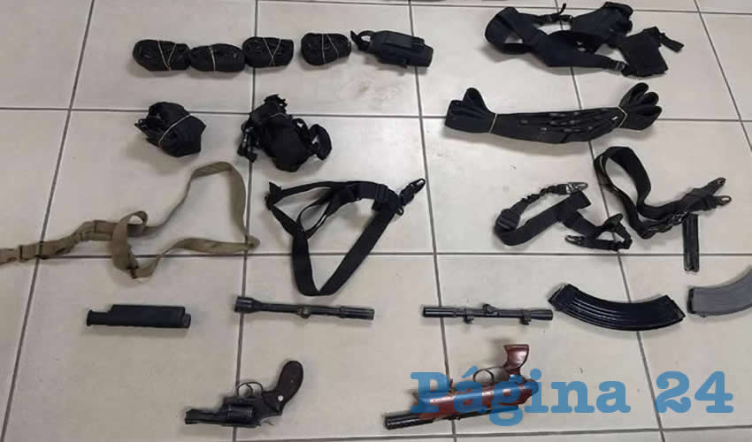 Las armas y cartuchos, entre otros objetos decomisados por las autoridades